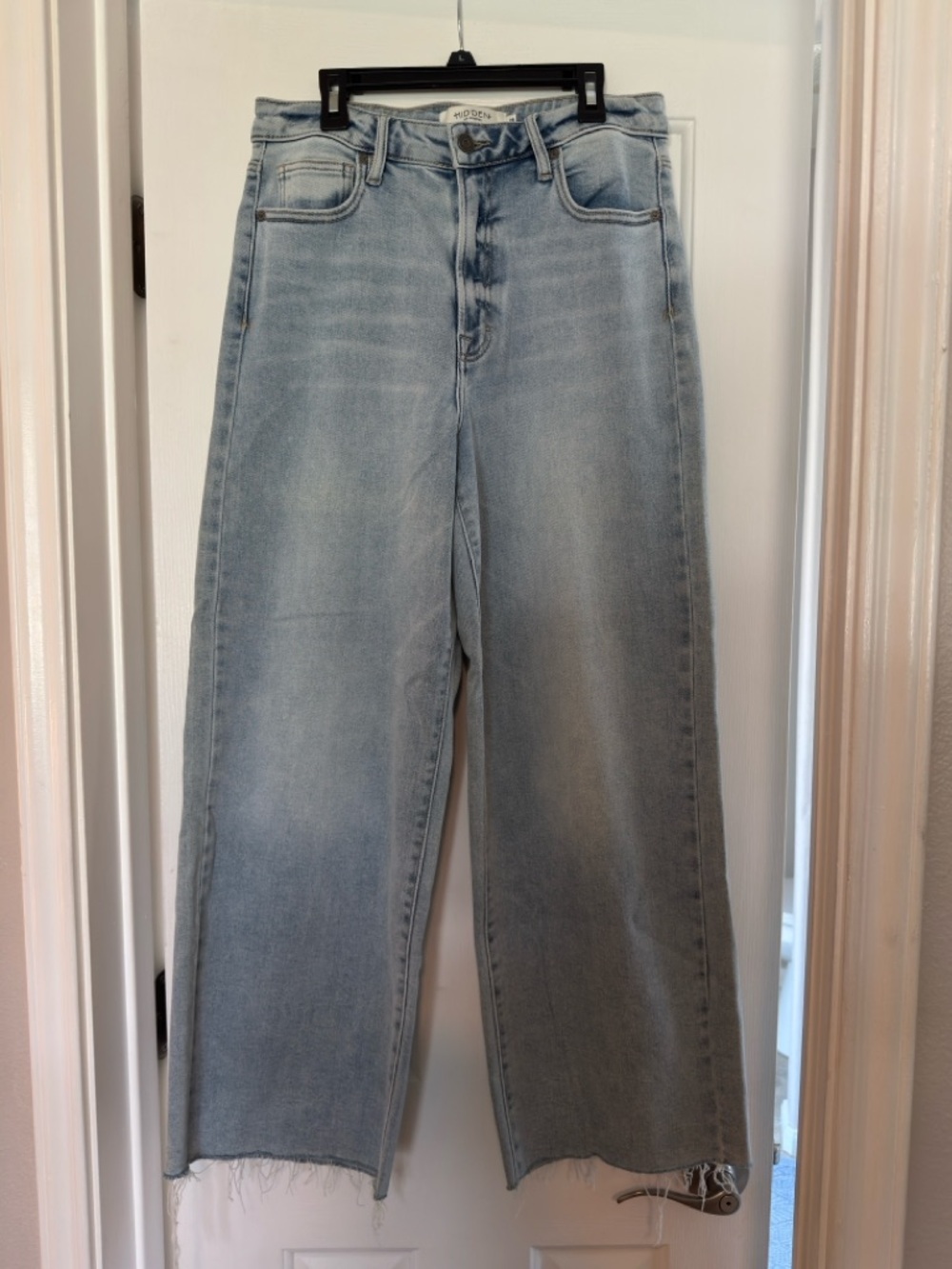 Hidden High-Rise Light Blue Wide-Leg Crop Jeans with Frayed Hem